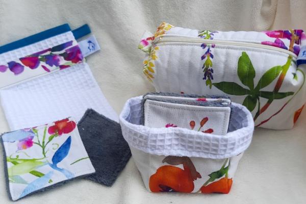 Trousse de toilette, panier avec ses lingettes assorties, gant de toilette 