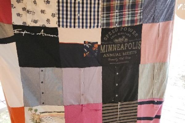 Upcycling : une couverture du souvenir, un sac banane et son portefeuille assorti