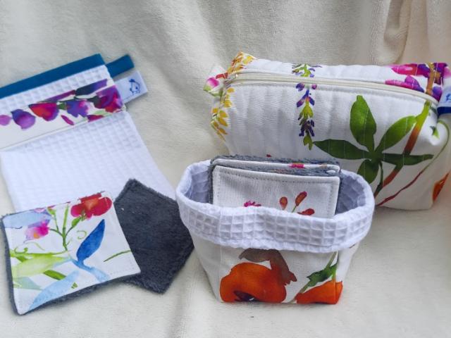 Trousse de toilette, panier avec ses lingettes assorties, gant de toilette 