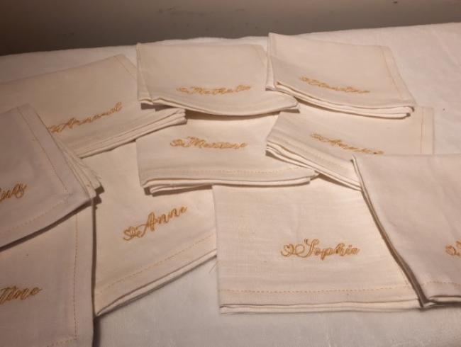 Serviettes de table brodées pour en mettre plein les yeux à vos invités 